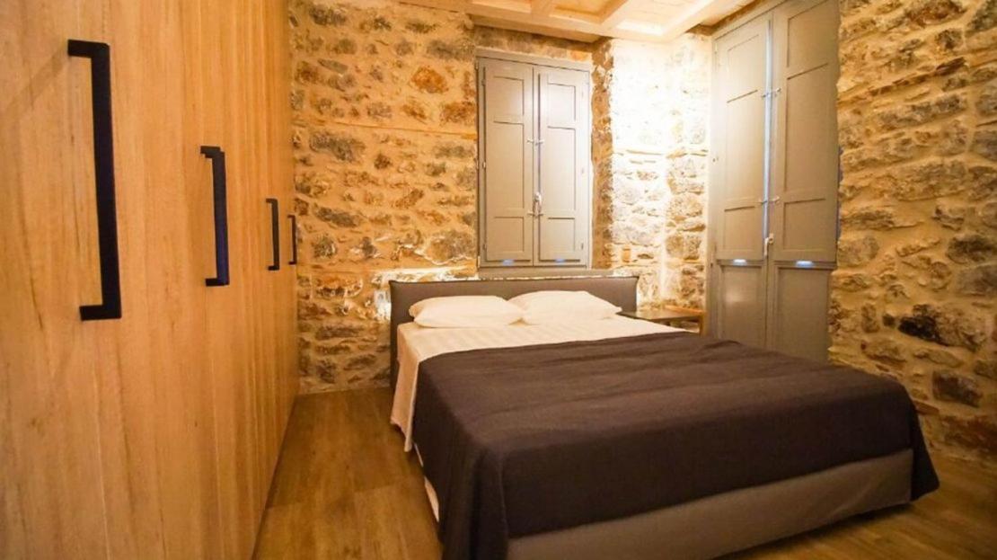 The One * Arachova
